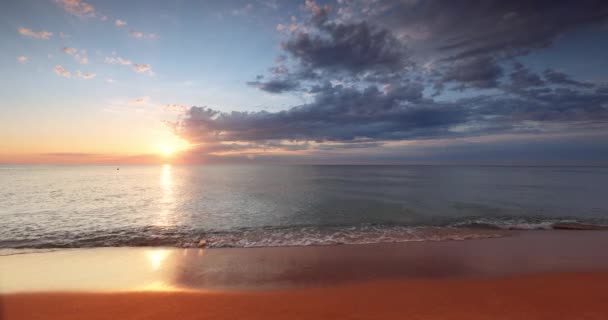 Ocean Plaża Wschód Słońca Fale Chlapania Piasku Morskim Wideo Widokiem — Wideo stockowe