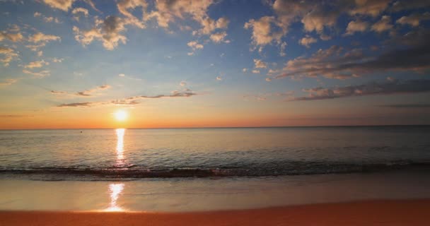 Oceán Pláž Východ Slunce Stříkající Vlny Mořském Písku Video Přírody — Stock video