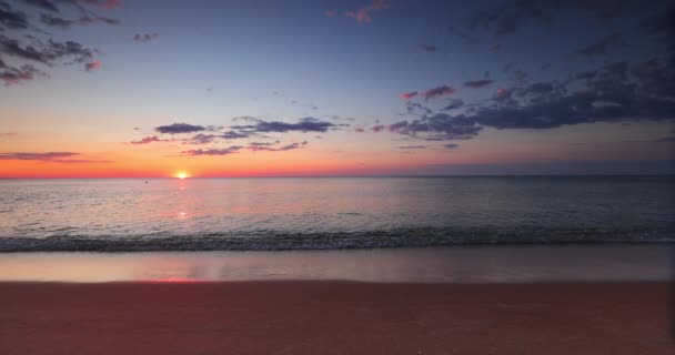 Ocean Plaża Wschód Słońca Fale Chlapania Piasku Morskim Wideo Widokiem — Wideo stockowe