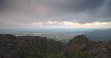 Bulgaristan 'ın Mavi Taşlar Karandila Dağı' ndan tarihi Sliven şehrine doğru Bulgar doğa manzarası ve panorama hava manzarası