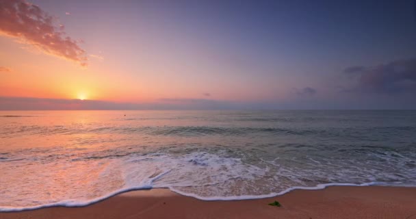 海のビーチ日の出と海の砂の上に波を飛び散らせます 自然景観の4Kビデオ — ストック動画