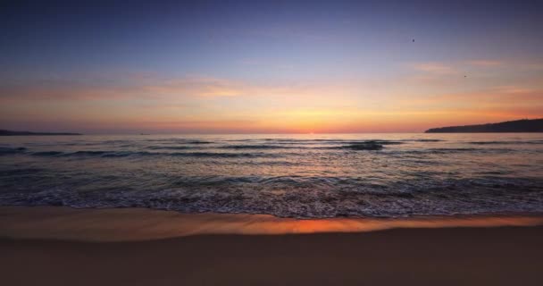 ビーチの砂と波の上の色熱帯の海の日の出 4Kビデオ — ストック動画