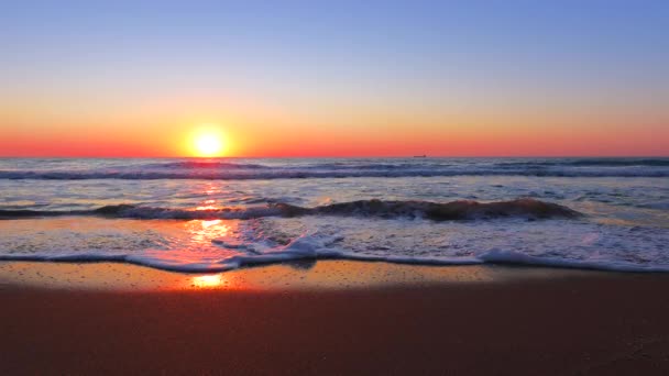 Ωκεανό Παραλία Ανατολή Του Ηλίου Και Παφλασμό Κύματα Στην Άμμο — Αρχείο Βίντεο