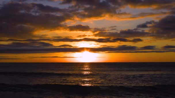 カリブ海の波と海のビーチの上に劇的な雲の景色を持つ黄金の日の出 シネマティック4Kビデオ — ストック動画