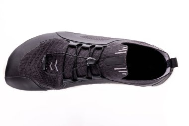 Açık havada eğitim için esnek tabanlı yalın ayak ayakkabılar, spor, yürüyüş, yürüyüş, beyaz arka planda tek başına koşmak.