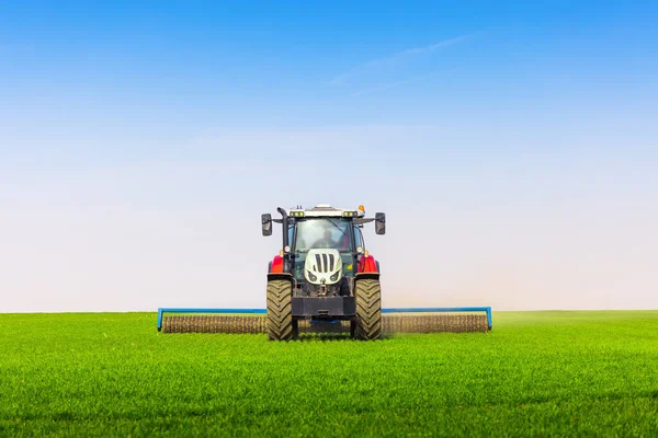 Traktor Rollerem Jarním Poli Odvalování Půdy Podporuje Klíčení Základem Dobré — Stock fotografie