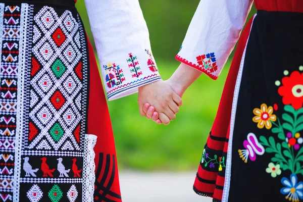 Mädchen Traditionellen Bulgarischen Trachten Mit Folklore Stickereien Halten Händchen Der — Stockfoto