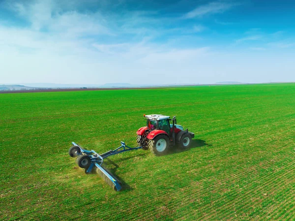Трактор Катком Весеннем Поле Воздушный Обзор Почвопрокатки Поддерживает Прорастание Является — стоковое фото