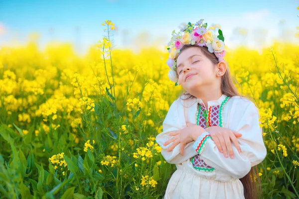 Träumend Schönes Junges Mädchen Mit Blumenkranz Ethnischer Folklorekleidung Mit Traditioneller — Stockfoto