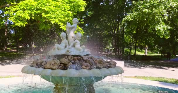 Fontana Acqua Con Angeli Statue Nel Giardino Sul Mare Varna — Video Stock