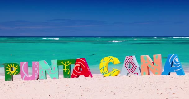 蓬塔卡纳海滩度假胜地的彩色信件抵御蓝绿色的加勒比海波涛 在多米尼加共和国的夏季旅游目的地多米尼加共和国度假 — 图库视频影像