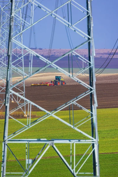 Traktördeki Çiftçi Tohum Ekiciyle Toprağı Hazırlıyor — Stok fotoğraf