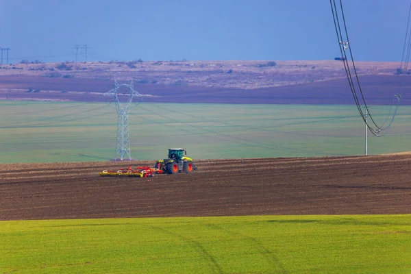 Jordbrukare Traktor Förbereder Mark Med Såbäddskultivator — Stockfoto