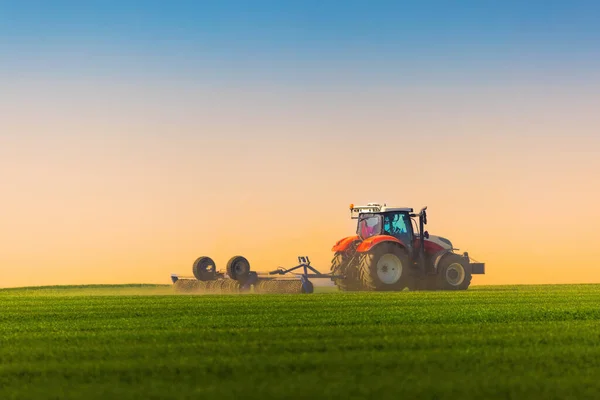 Farmář Traktoru Připravuje Půdu Kultivátorem Seťového Lůžka — Stock fotografie