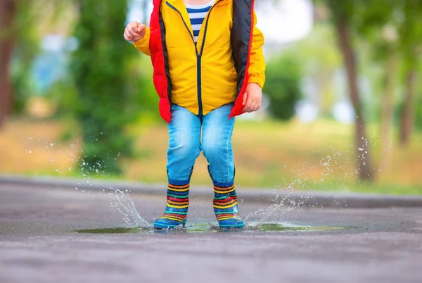 Счастливый Малыш Зонтиком Цветными Резиновыми Сапогами Прыгает Дождливой Луже Парке — стоковое фото