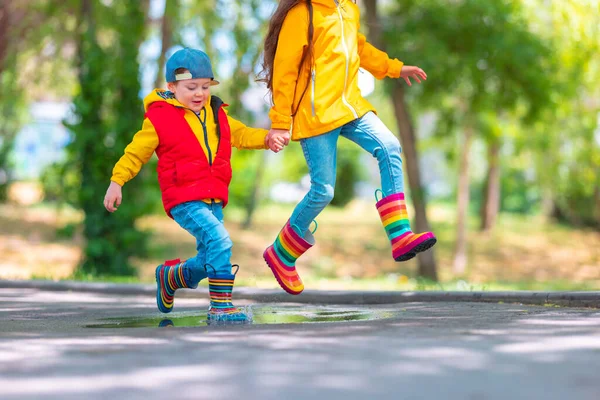 Happy Kids Dziewczyna Chłopiec Parasolem Kolorowe Gumowe Buty Deszczowe Grać — Zdjęcie stockowe