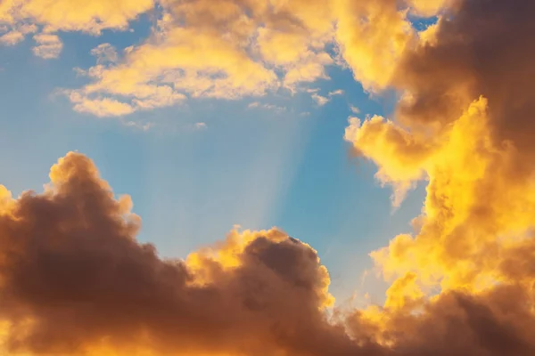 太陽光線で劇的な空の雲を日の出 神と天 — ストック写真