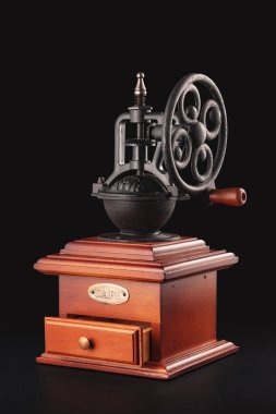 Siyah arka planda izole kahve çekirdekleri ve aroma dumanlı klasik kahve öğütücü.