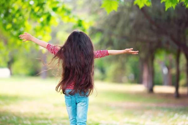Gelukkig Meisje Loopt Buiten Een Groen Veld Avonturen Een Park — Stockfoto