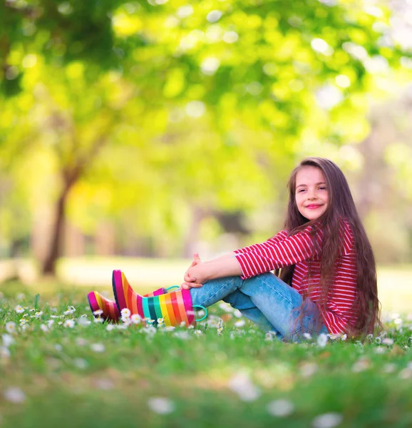Aranyos Kislány Esőkabátban Gumicsizmában Játszik Kint Zöld Parkban Virágzó Virágos — Stock Fotó