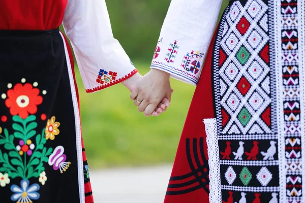 Flickor Traditionella Bulgariska Etniska Kostymer Med Folklore Broderi Hålla Händer — Stockfoto