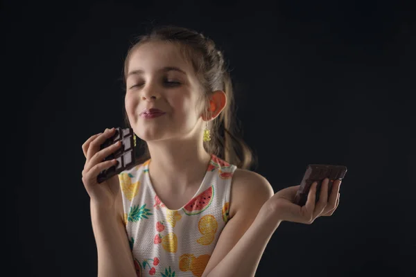 초콜릿에 초상화 초콜릿 준비가 아름다운 아가씨 — 스톡 사진