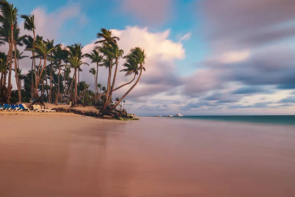 Zonsopkomst Met Schilderachtige Wolkenlandschap Van Het Paradijs Exotische Eiland Strand — Stockfoto