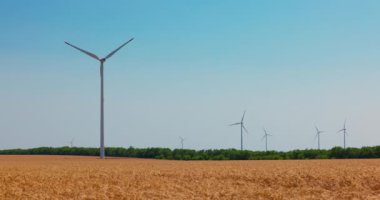 Tarımsal buğday tarlasında rüzgar türbini çiftliği, yeşil enerji eko güç kavramı endüstrisi 