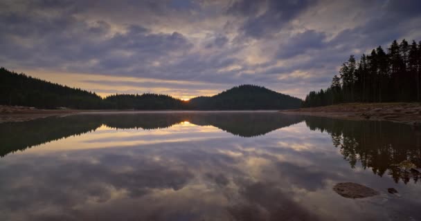 湖水和绿林松树上神秘的日出 全景自然景观与大片大片草甸罗多皮山大坝 保加利亚 — 图库视频影像