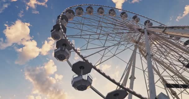 Крутящееся Колесо Обозрения Парке Аттракционов Живописные Облака Заката Небе — стоковое видео