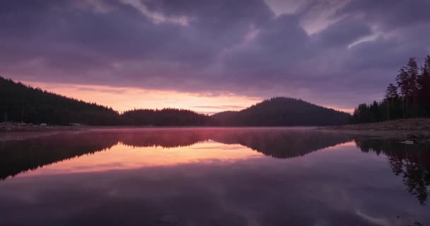 湖水和绿林松树上神秘的日出 全景自然景观与大片大片草甸罗多皮山大坝 保加利亚 — 图库视频影像