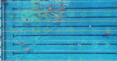 Halka açık yüzme havuzu, açık havuzda yüzme 4K video yukarıdan aşağı görüş. Profesyonel Yüzücü Çalışması, Varna Bulgaristan