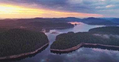 Göl suyu ve yeşil orman çam ağaçları üzerinde gün doğumunun havadan görünüşü. Baraj Shiroka polyana (Geniş çayır) Rodopi dağlı doğa manzarası. Bulgaristan