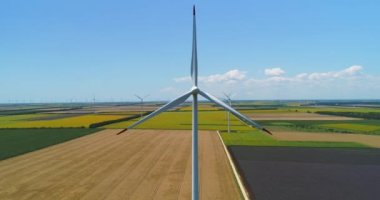 Kırsal kesimdeki bir tarımsal alanda rüzgar türbini çiftliği, yeşil enerji endüstrisi, eko güç kavramı, buğday tarlasının hava manzarası.