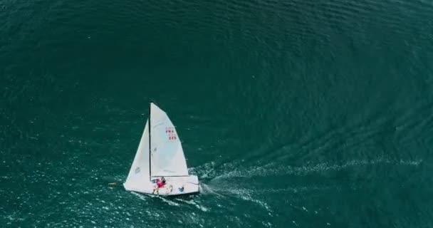 Video Drone Aereo Barca Vela Yacht Vela Onde Marine Limpide — Video Stock