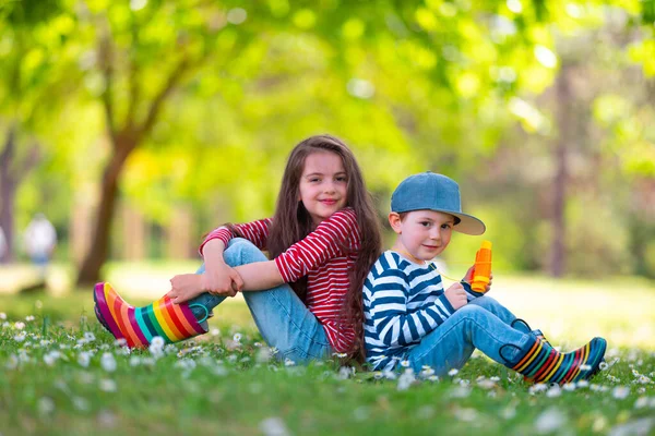 Glückliche Jungen Und Mädchen Gummistiefeln Die Draußen Grünen Park Mit — Stockfoto