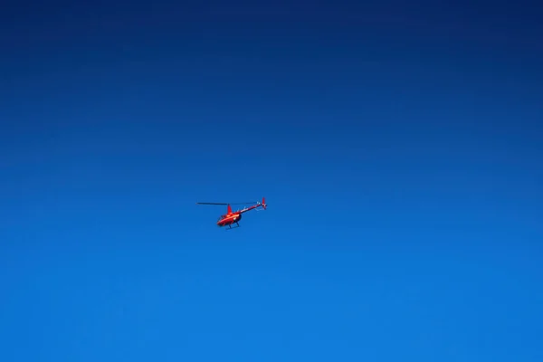 Красный Вертолет Летит Ясном Голубом Небе — стоковое фото