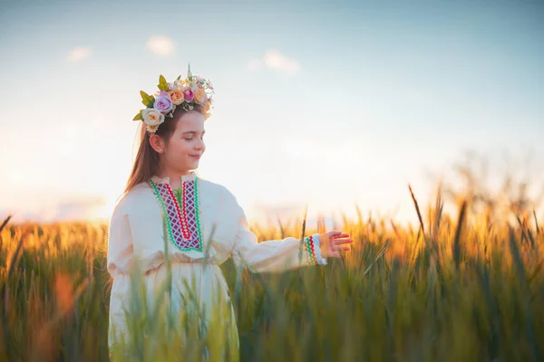 Vetefält Och Bulgarisk Kvinna Traditionell Etnisk Folkdräkt — Stockfoto