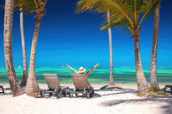 Exotische Eiland Strand Met Palmbomen Ligstoelen Aan Caribische Zee Kust — Stockfoto