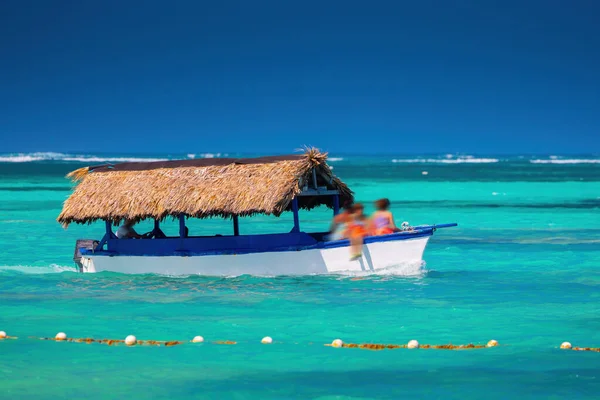 Karibiska Havet Och Segelbåt Vattnet Varm Sommardag Caribe Punta Cana — Stockfoto