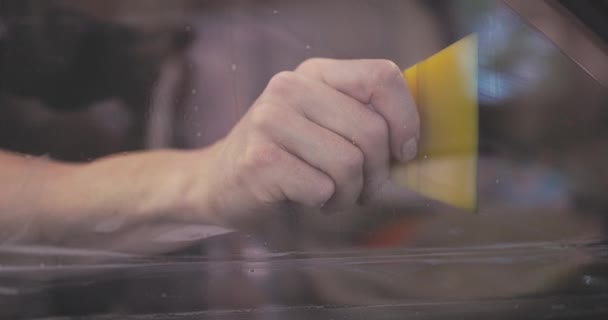 Bil Färgning Fönster Arbetstagaren Specialist Tillämpa Färgton Folie Bilens Fönster — Stockvideo