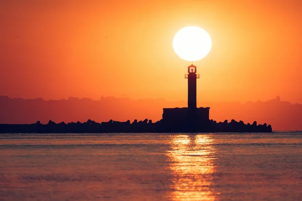 保加利亚瓦尔纳海灯塔和沿海海滩上方的日出景 — 图库照片