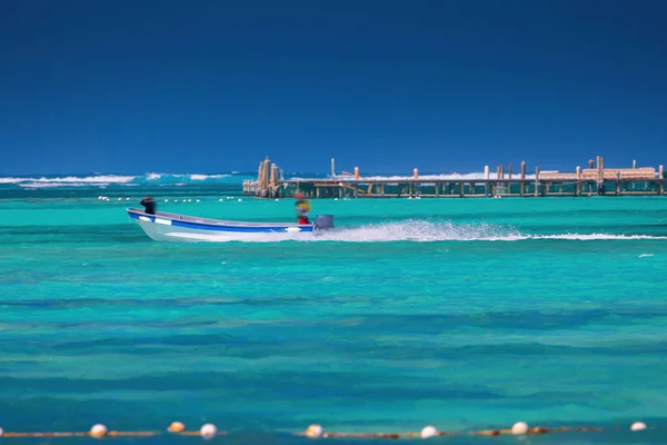 Velocidad Navegación Sobre Las Aguas Cristalinas Del Mar Caribe Vacaciones —  Fotos de Stock
