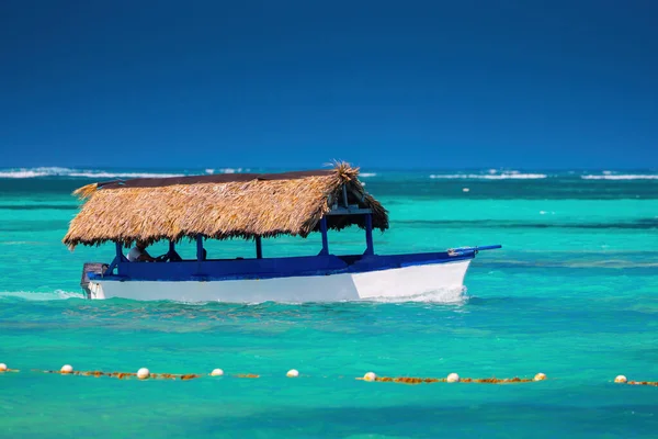 Mare Dei Caraibi Barca Vela Acqua Calda Giornata Estiva Sul — Foto Stock