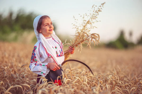 Farmářka Bulharské Holčičky Etnickém Folklóru Kostým Držet Zlaté Pšeničné Slámy — Stock fotografie