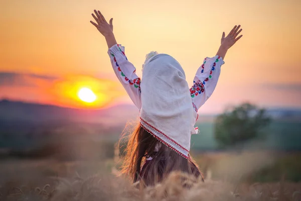 ブルガリアの牧草地 収穫と農業で民族衣装の仕事でコムギ畑の日没の収穫と農家の女性ブルガリア人の女の子 — ストック写真