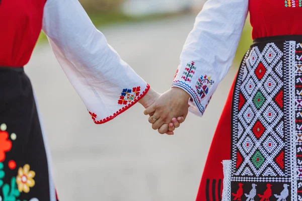 Meninas Trajes Étnicos Tradicionais Búlgaros Com Bordados Folclóricos Mãos Dadas — Fotografia de Stock