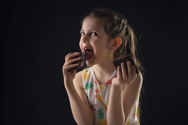 초콜릿에 초상화 초콜릿 준비가 아름다운 아가씨 — 스톡 사진