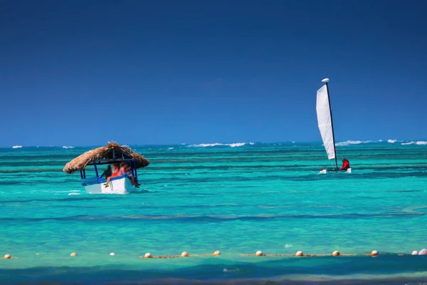Velero Agua Del Mar Caribe Caluroso Día Verano República Dominicana — Foto de Stock
