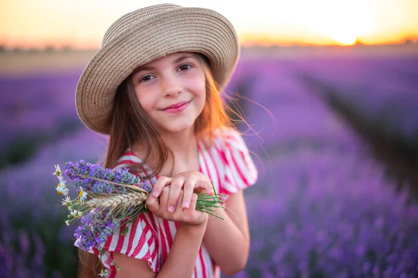 Levendula Virágzó Mező Gyönyörű Ruha Kalap Végtelen Sorokban Virágcsokros Lány — Stock Fotó